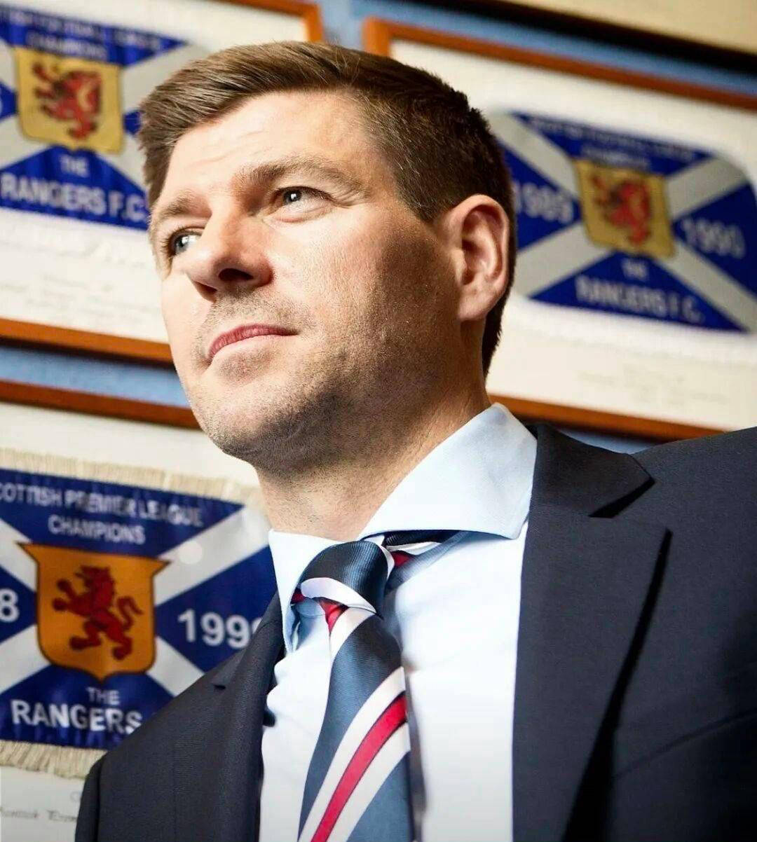 利物浦老队长力推三大新星接替萨拉赫：欧冠级别边锋与拜仁新“罗贝里”